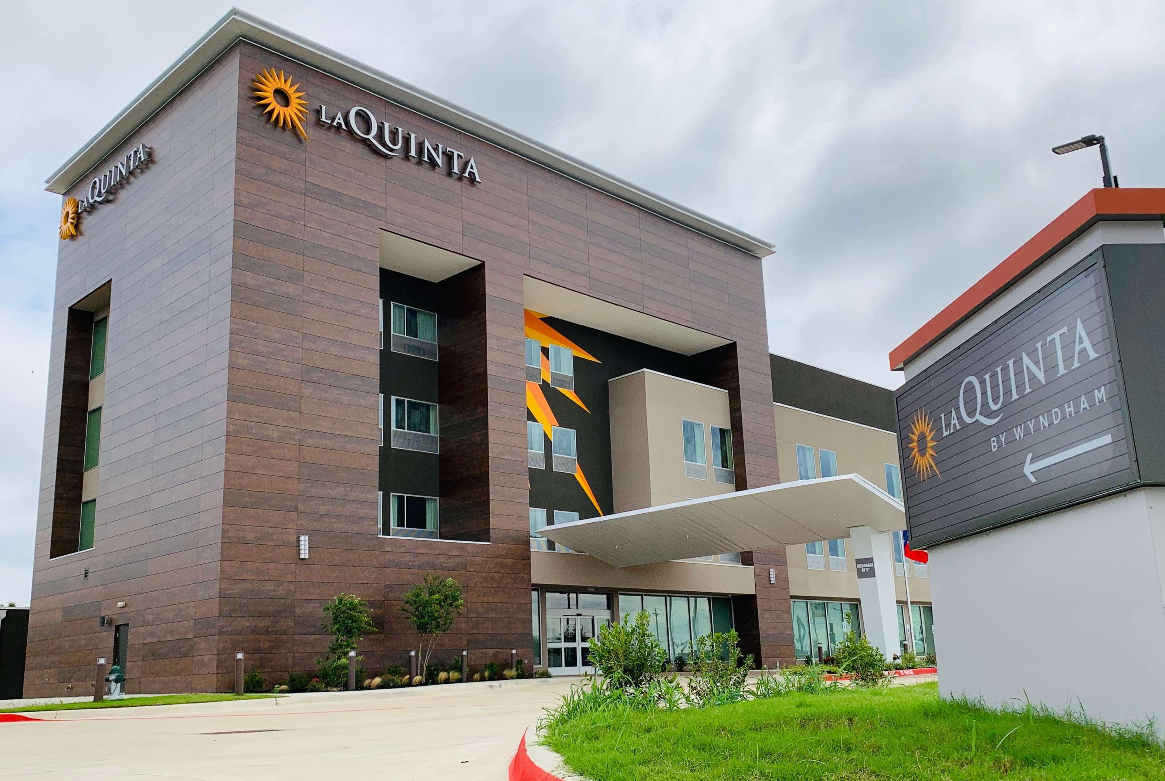La Quinta Inn & Suites By Wyndham - Red Oak Tx Ih-35E Екстер'єр фото