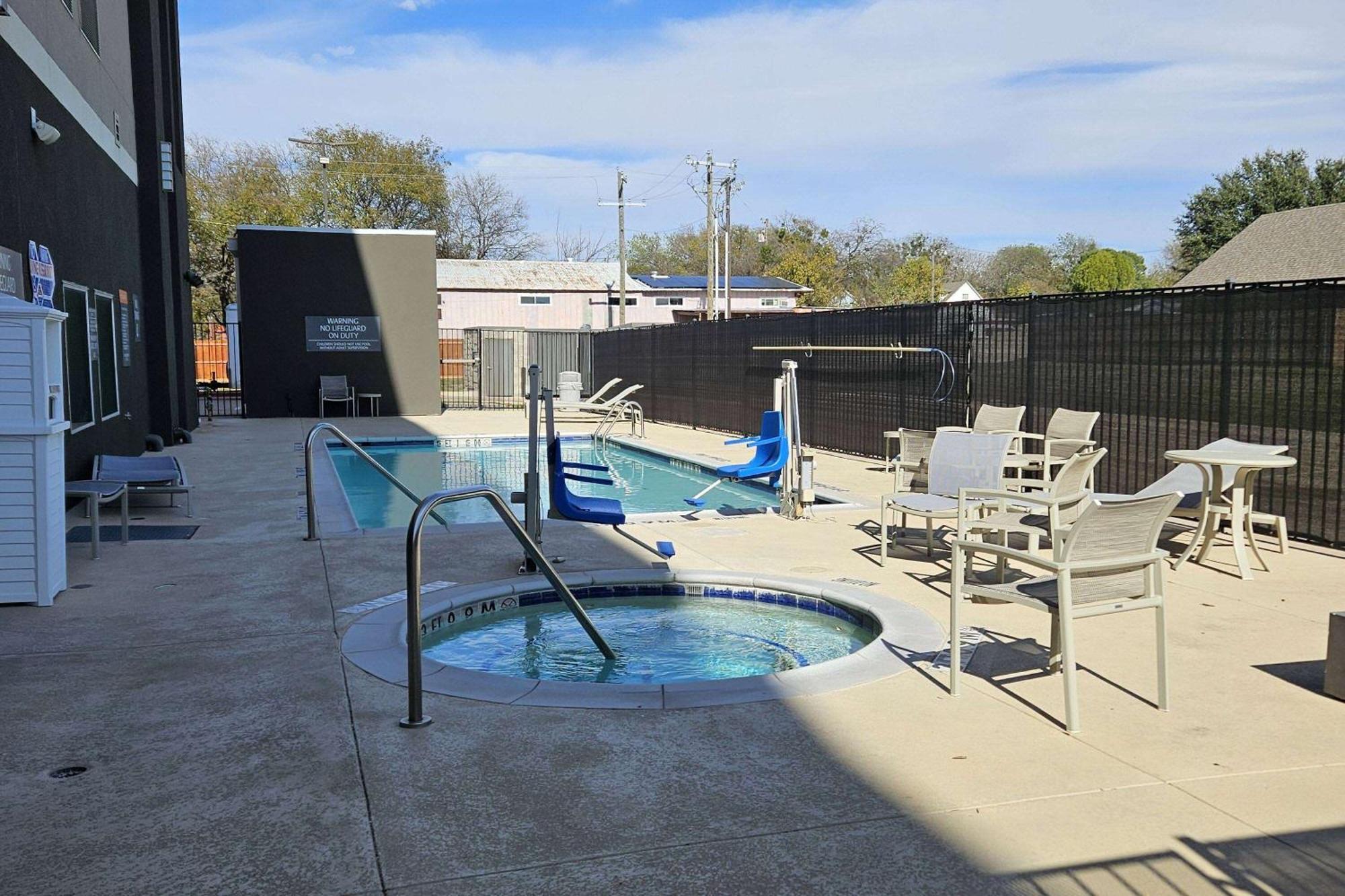La Quinta Inn & Suites By Wyndham - Red Oak Tx Ih-35E Екстер'єр фото